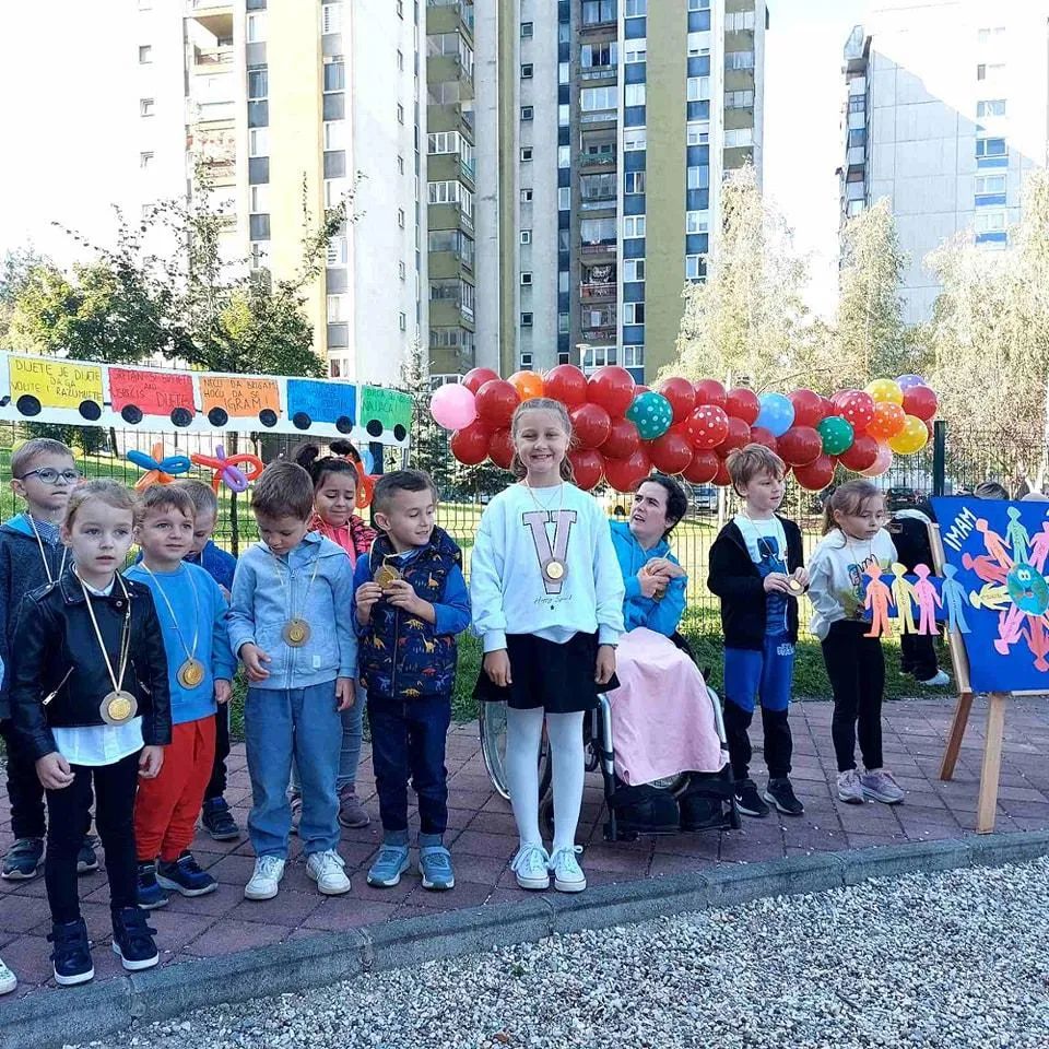 Djeca Vrtića Ću-Ću s medaljama na završnoj proslavi ispred vrtića