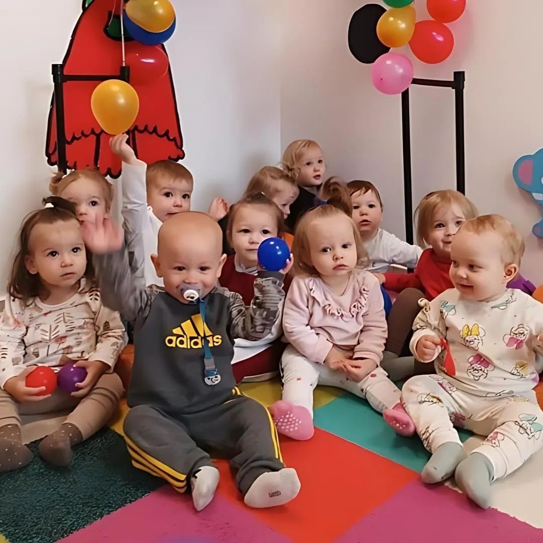 Najmlađa grupa Vrtića Ću-Ću sjedi na tepihu s igračkama