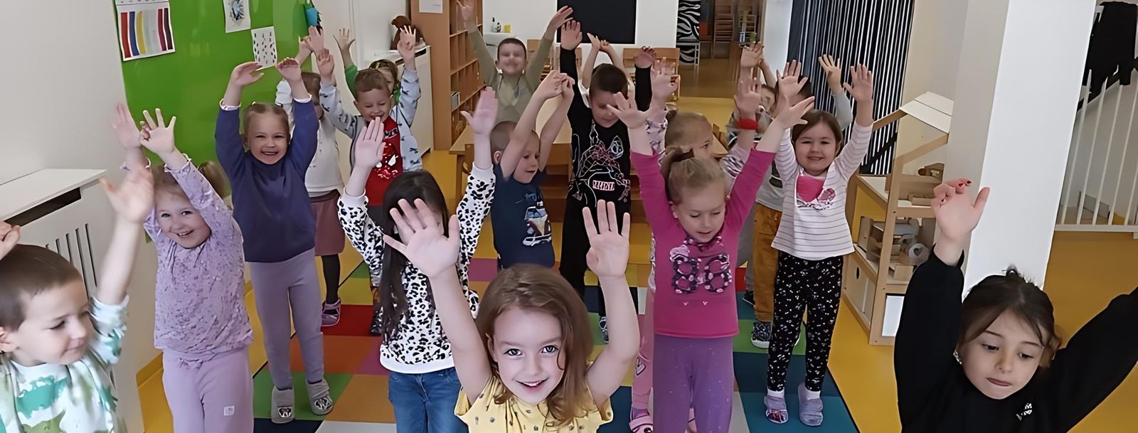 Djeca Vrtića Ću-Ću dižu ruke u igraonici, konfete u zraku