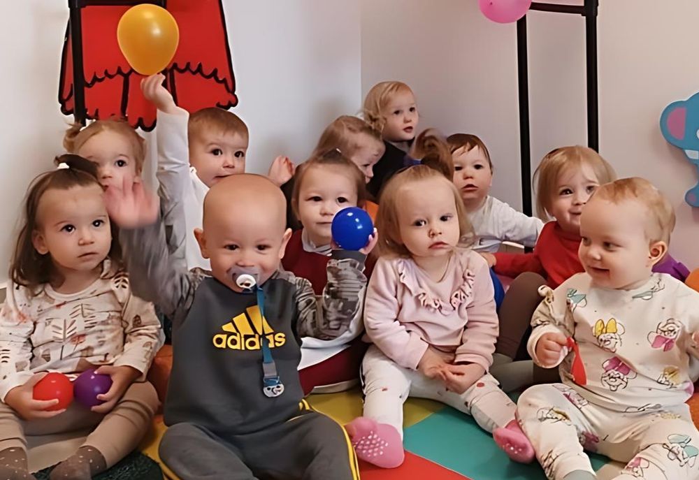 Jaslička grupa Vrtića Ću-Ću sjedi na šarenom tepihu ispod balona