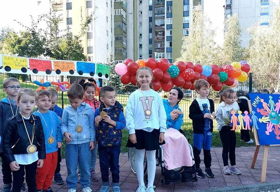 Djeca Vrtića Ću-Ću na završnoj proslavi ispred vrtića, s medaljama i balonima