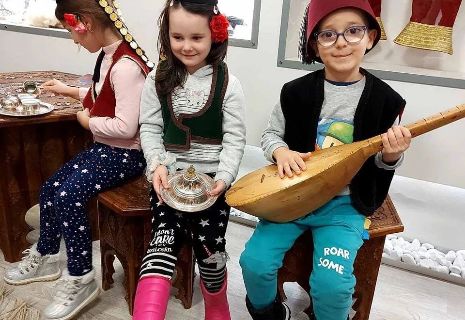 Djeca Vrtića Ću-Ću u narodnim nošnjama, jedno svira saz